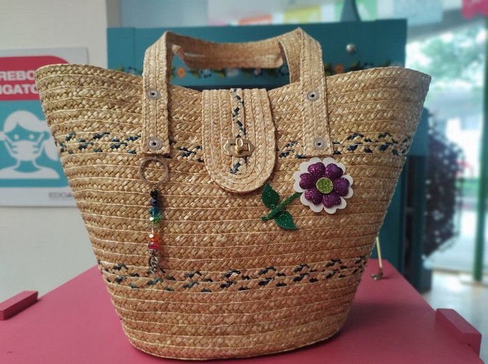 ELABORAN ARTESANÍAS CON POPOTE DE TRIGO EN ACAMBAY