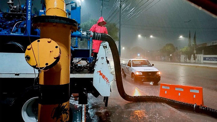 ATIENDE CAEM CON PERSONAL Y MAQUINARIA AFECTACIONES POR LLUVIA EN CHALCO Y VALLE DE CHALCO