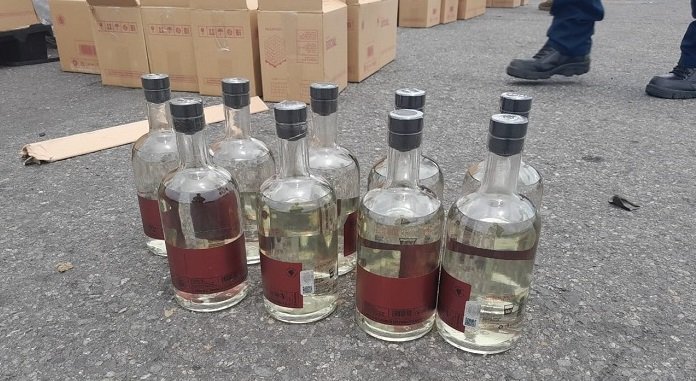 Aseguran aproximadamente 5,400 kilogramos de metanfetamina, contenidos en botellas de mezcal artesanal