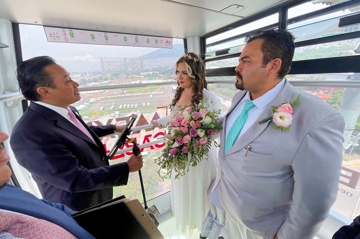 CELEBRAN EL AMOR EN EL AIRE CASÁNDOSE EN EL MEXICABLE