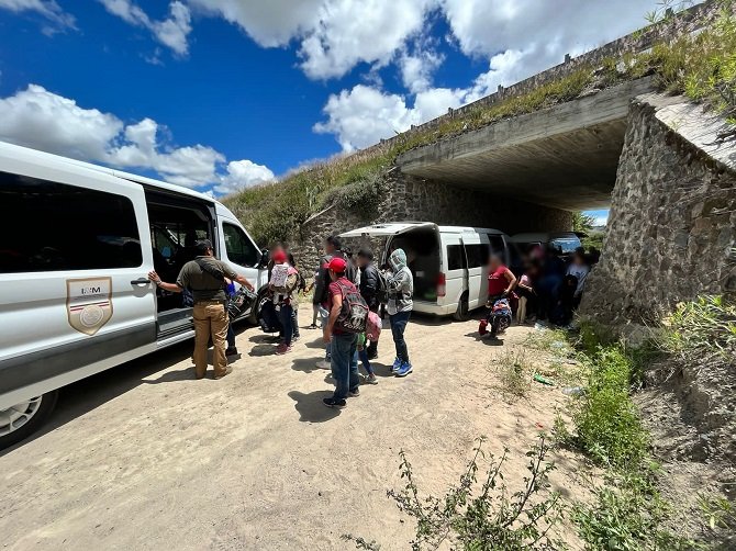 Transportaban ilegalmente a 125 personas extranjeras en camionetas de pasajeros: INM