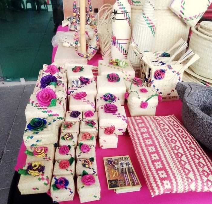 ELABORAN ARTESANÍAS DE FIBRAS VEGETALES EN TENANGO DEL AIRE