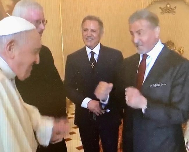 “¿Listo para boxear?”: Papa Francisco recibe a Sylvester Stallone en el Vaticano