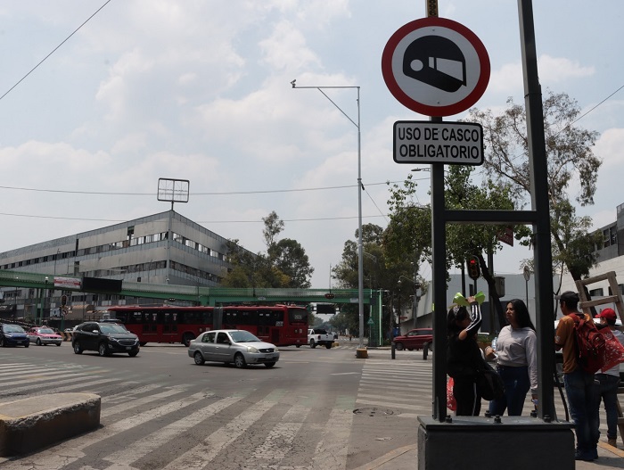 En Insurgentes Norte y Eje 2 Norte autoridades locales instalan señalización dirigida motociclistas