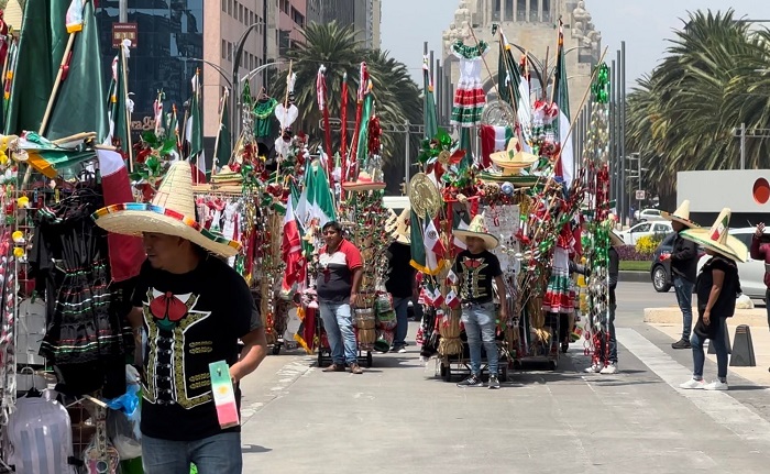 Vendedores de banderas mexicanas, matracas, bigotes y sombreros patrios se quejan por reducción de permisos