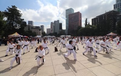 Participan más de 2 mil personas en la clase masiva de artes marciales mixtas 2023