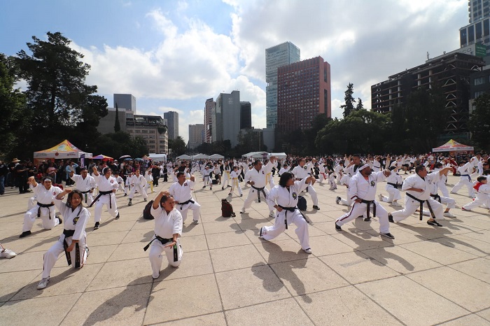 Participan más de 2 mil personas en la clase masiva de artes marciales mixtas 2023