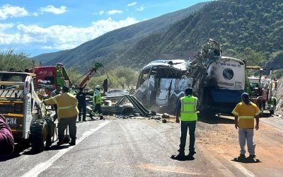 Vuelca autobús con migrantes en Oaxaca; reportan 18 muertos