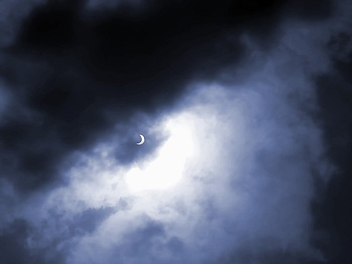 Acuden al IPN más de 5 mil personas a presenciar el eclipse anular solar en la Ciudad de México