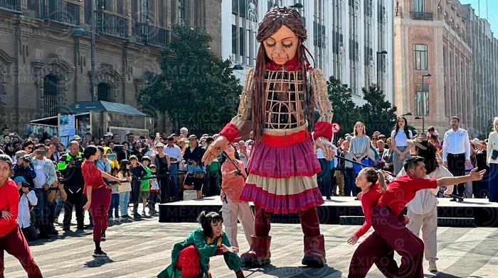 La Pequeña Amal, la marioneta que aboga por la niñez migrante, llega a la CDMX