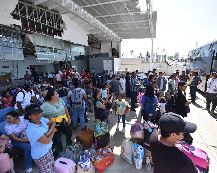 Puente humanitario por huracán Otis trasladó 12,944 personas por vía aérea y terrestre: SICT