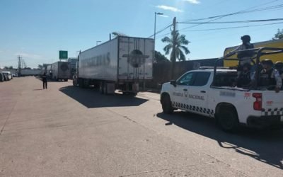 Guardia Nacional escolta tractocamiones cargados con enseres domésticos destinados a familias afectadas por huracán Otis