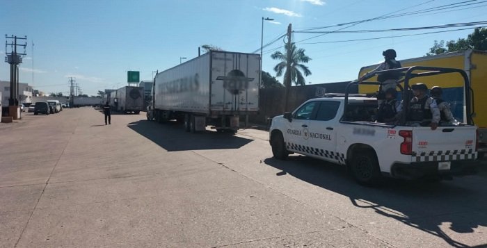 Guardia Nacional escolta tractocamiones cargados con enseres domésticos destinados a familias afectadas por huracán Otis