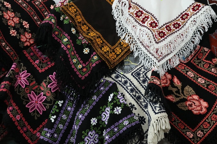 Tejida con amor y horas de devoción artesanos del Estado de México crean indumentaria tradicional indígena