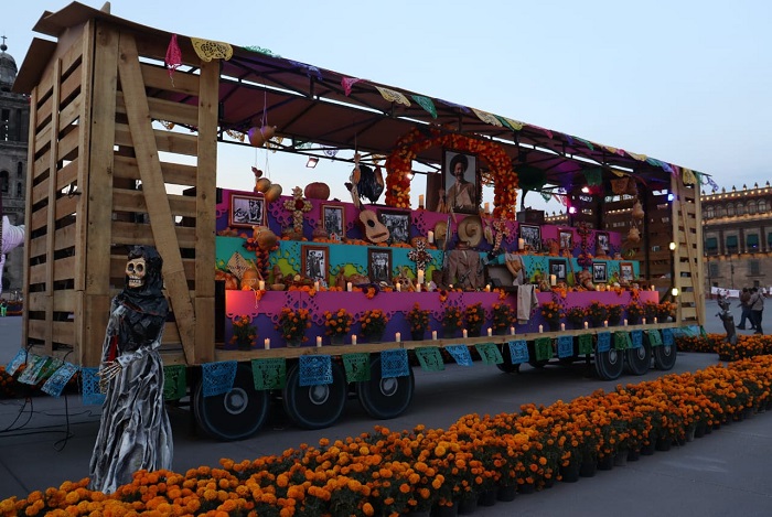 Inauguran ofrenda monumental en el zócalo de la CDMX en memoria de Pancho Villa