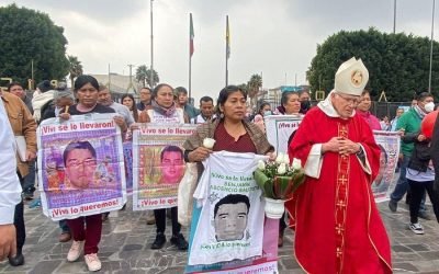 Van a la Basílica familiares de los 43 normalistas desaparecidos