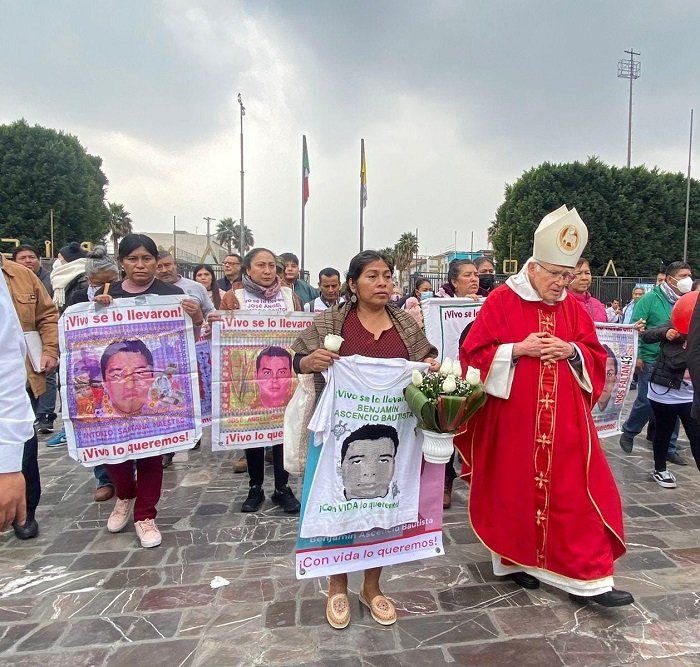 Van a la Basílica familiares de los 43 normalistas desaparecidos