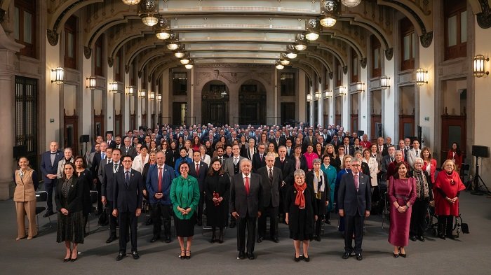 Encomienda AMLO a diplomáticos defensa de mexicanos en el exterior