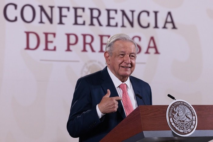 “Un señor vestido de mujer”: AMLO llama hombre a Salma Luévano, diputada trans