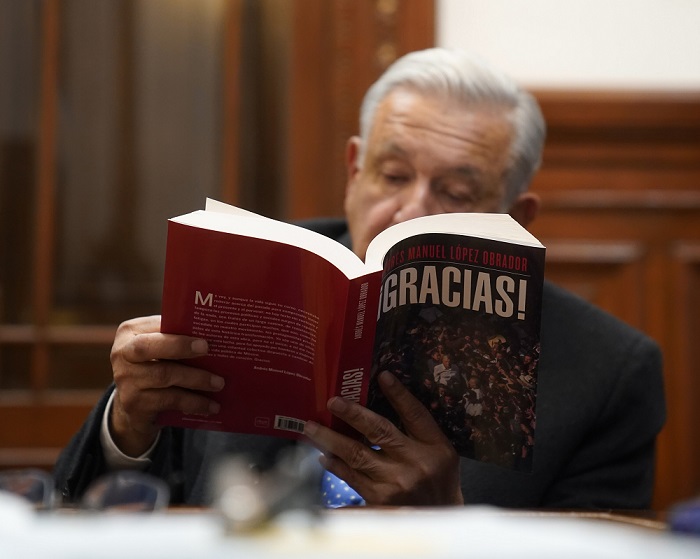 Confabularon militares en Ayotzinapa, señala AMLO en su libro