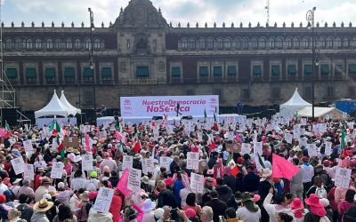 Marcha por la democracia llena el Zócalo…, sin marchar