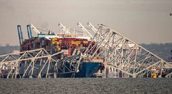Colapsa puente tras choque de buque; hay desaparecidos
