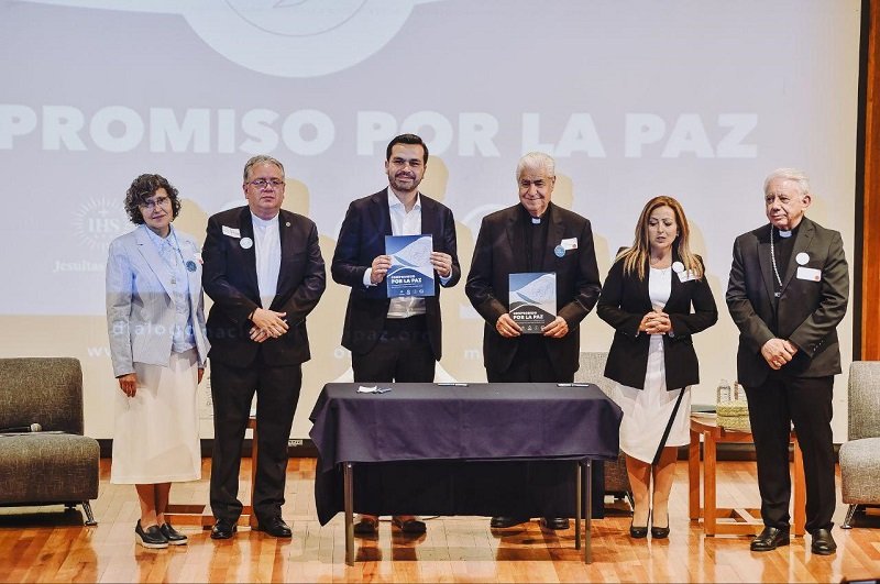 Álvarez Máynez firma  Compromiso por la Paz de la CEM