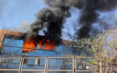 Queman normalistas de Ayotzinapa Palacio de Gobierno en Chilpancingo