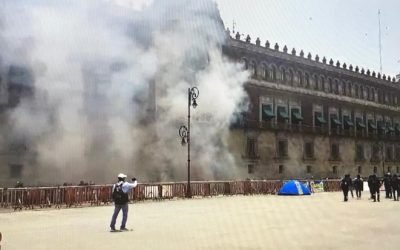 Inconformes por caso Ayotzinapa lanzan petardos frente a Palacio Nacional