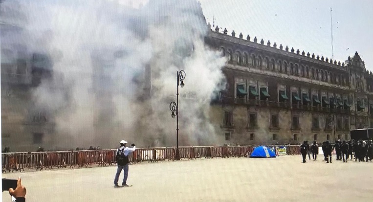 Inconformes por caso Ayotzinapa lanzan petardos frente a Palacio Nacional