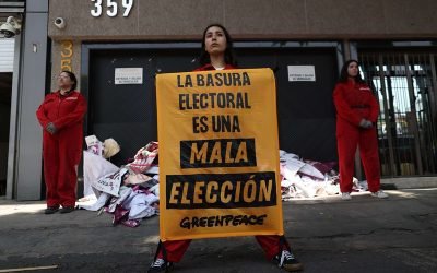 ‘La basura electoral es una mala elección’: Greenpeace devuelve residuos plásticos a partidos