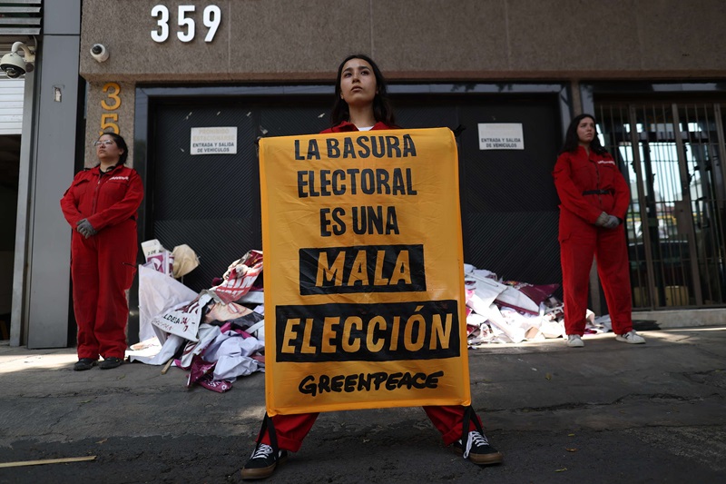 ‘La basura electoral es una mala elección’: Greenpeace devuelve residuos plásticos a partidos