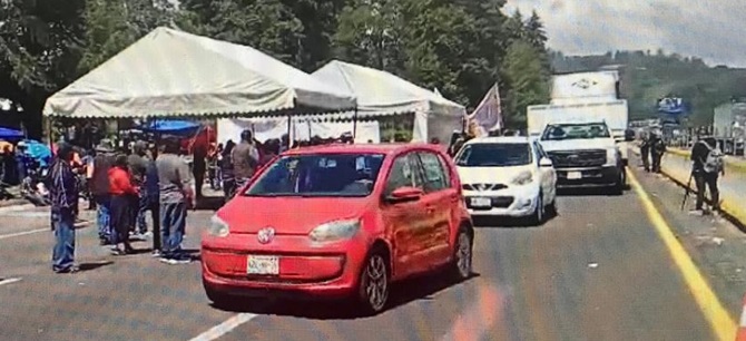 Reabren momentáneamente autopista México-Puebla tras casi 48 horas bloqueada