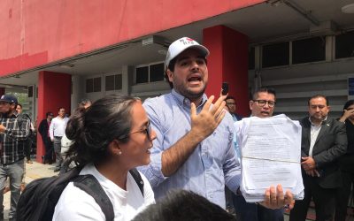 Alumnos buscan entregar firmas a legisladores de la 4T