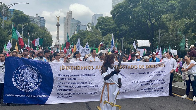 Se manifiestan trabajadores de la Jufed contra la reforma al PJ