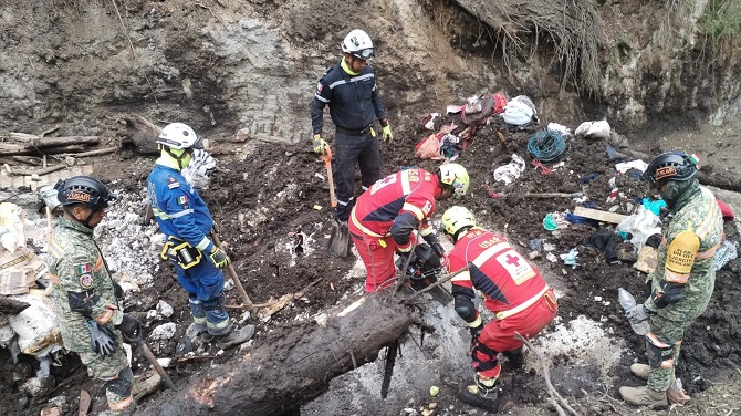 Suman 12 rescates por el deslizamiento del cerro debido a las lluvias