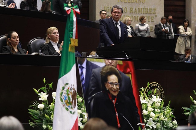 Tiempo de honrar; el adiós y las flores