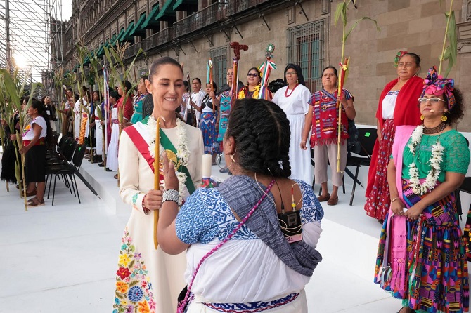 Comunidades indígenas, y afromexicanos entregan bastón de mando a Sheinbaum