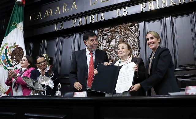 Entrega Senado a Ninfa María Deándar Martínez la Medalla Belisario Domínguez