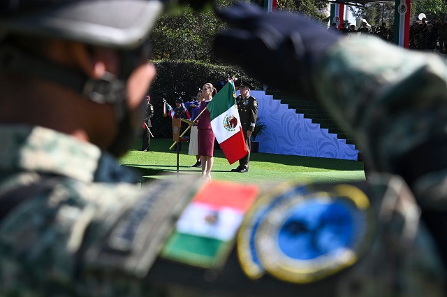 A México se le respeta, no somos colonia de ningún país: Presidenta en conmemoración del Día de la Bandera