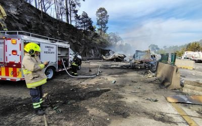Explota pipa de gas tras choque en autopista México-Puebla