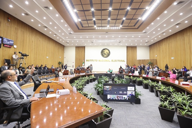 Adquiere INE 6.4 mdp en tijeras plumas y cojines para elección