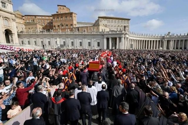Marea de fieles despide al papa Francisco en la basílica de San Pedro