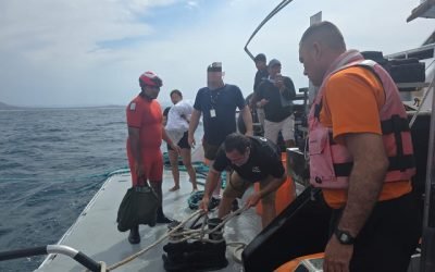 Marina rescata a dos tripulantes de una aeronave