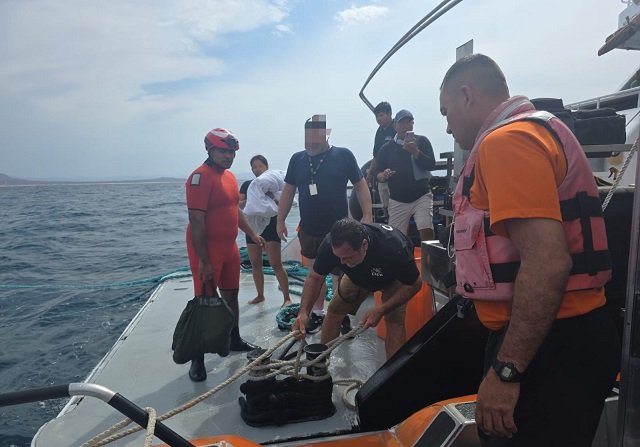 Marina rescata a dos tripulantes de una aeronave