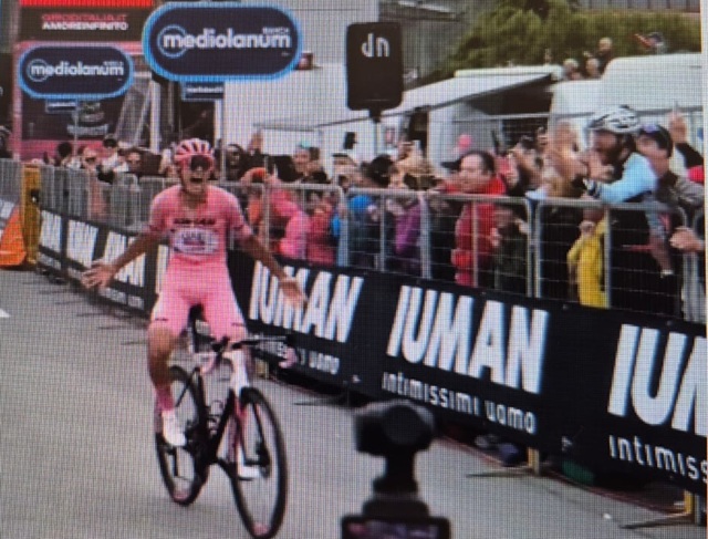 Isaac Del Toro mantiene el liderato del Giro a dos días del final