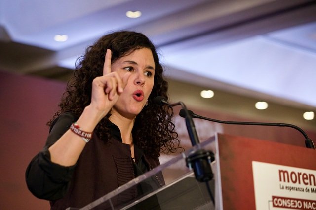 Morena con los dedos en la puerta