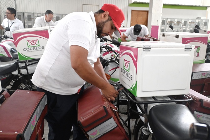 Correos de México reconoce tradición y cultura de las y los carteros