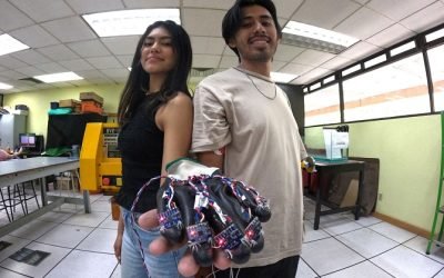 Estudiantes del IPN desarrollan guante que verbaliza palabras de la Lengua de Señas Mexicana
