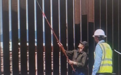 EU pinta de negro muro fronterizo con México para hacerlo “más caliente” y que migrantes no lo trepen